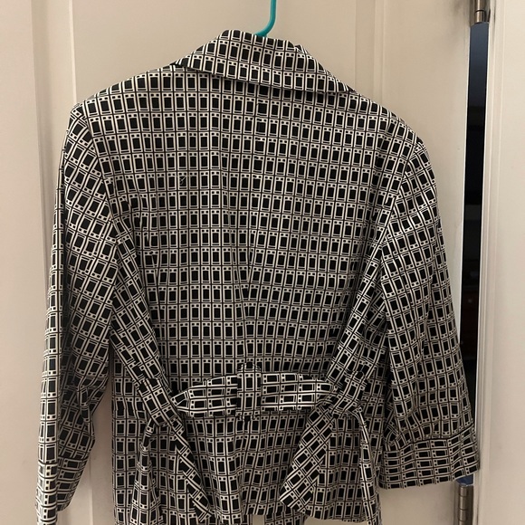 Stylish belted blazer for sale! Versatile for both work and casual wear. - Picture 6 of 7